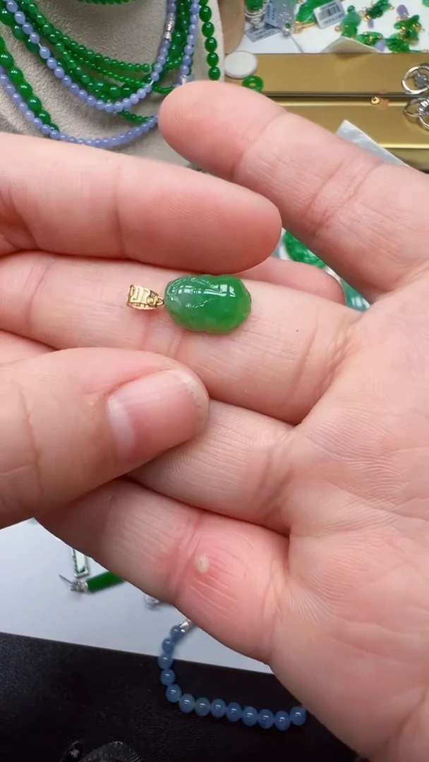 翡翠18K金镶嵌颈饰吊坠
