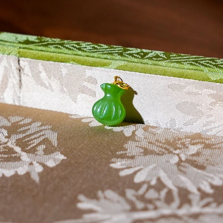 【产品部专享】18k金天然和田玉碧玉泽瑞福囊福袋吊坠多样性发一cg