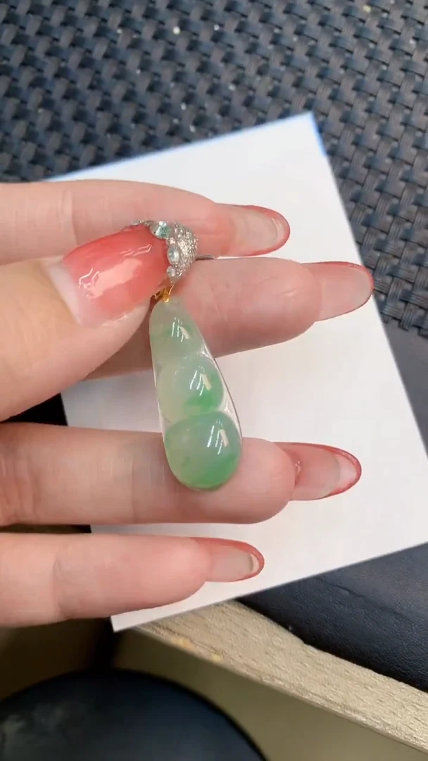 颈饰18K金镶嵌翡翠1