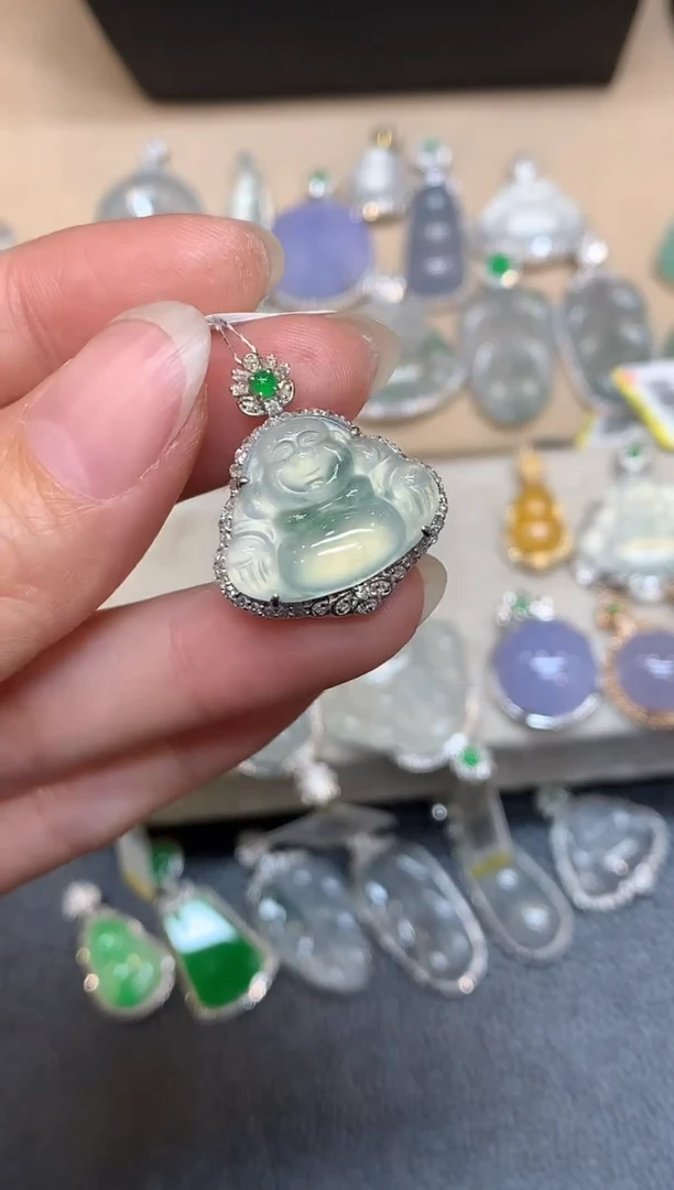 颈饰18K金镶嵌翡翠佛公【无服务费