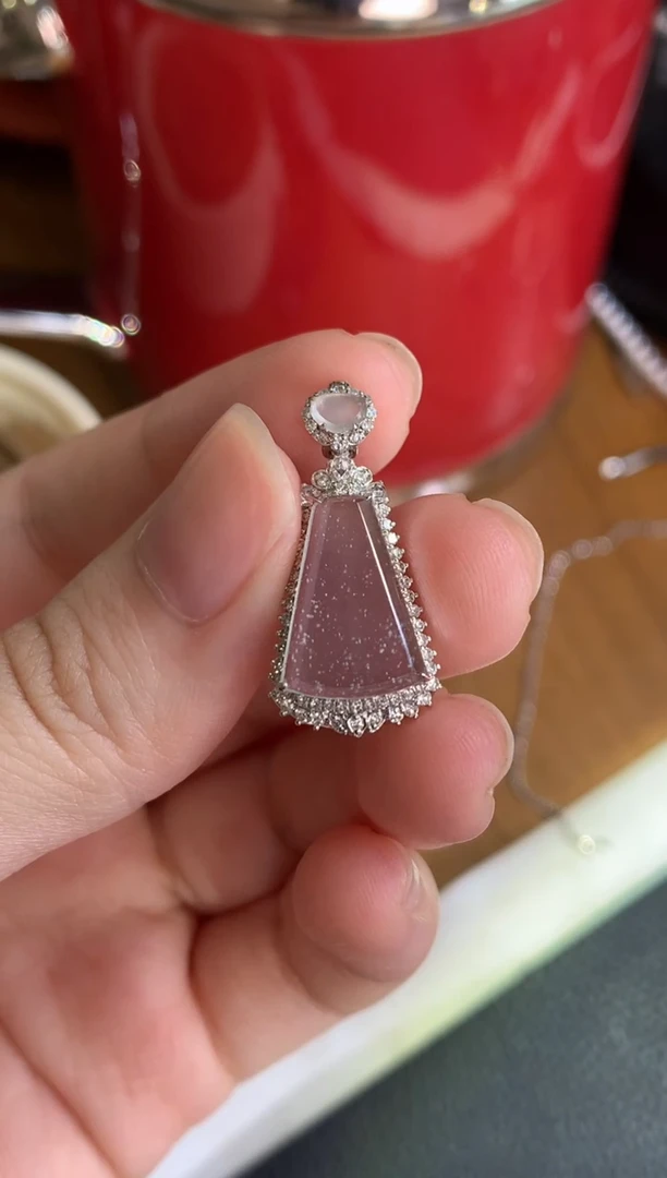 颈饰18K金镶嵌翡翠无事牌