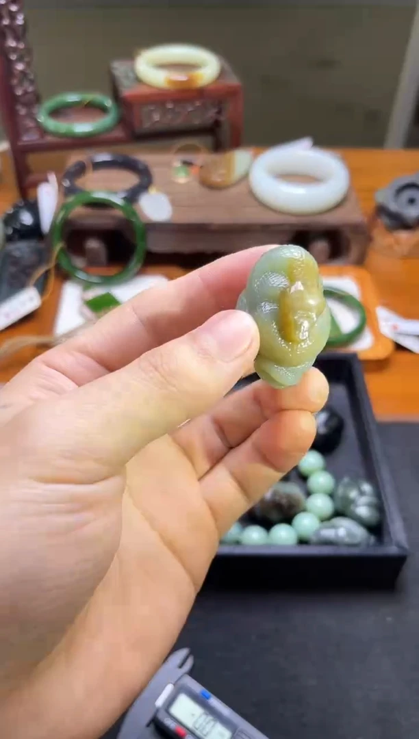 未镶嵌和田玉把件且末糖青白 蛇