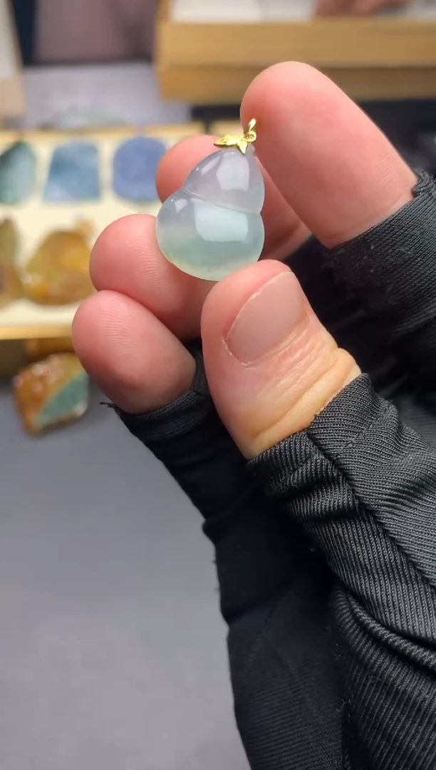 颈饰18K金镶嵌翡翠葫芦