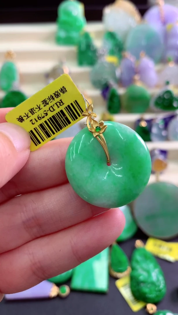 颈饰18K金镶嵌翡翠挂件