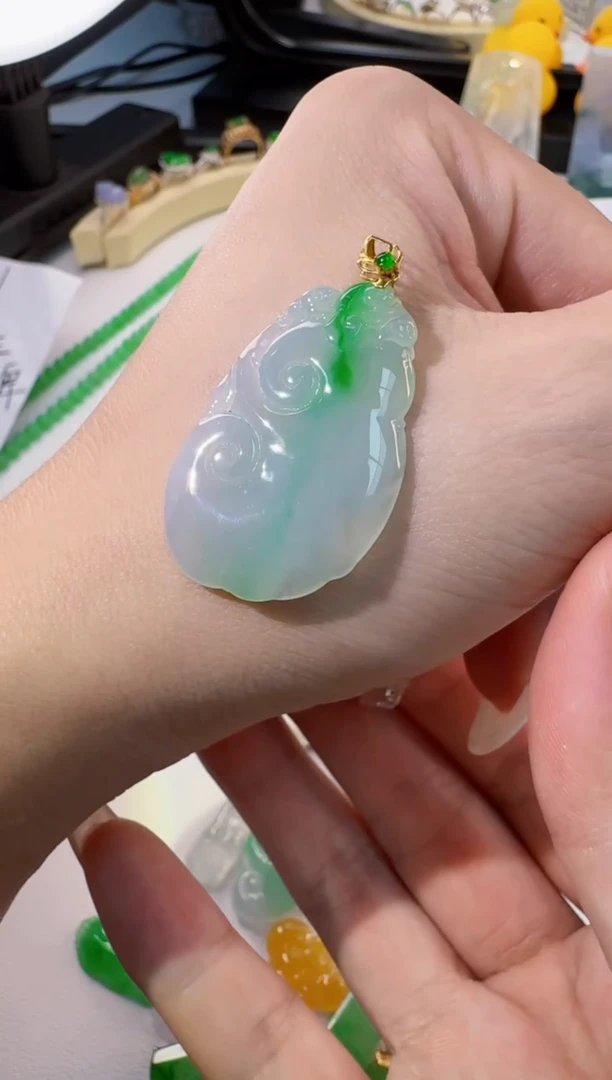 颈饰18K金镶嵌翡翠缅甸A货翡翠