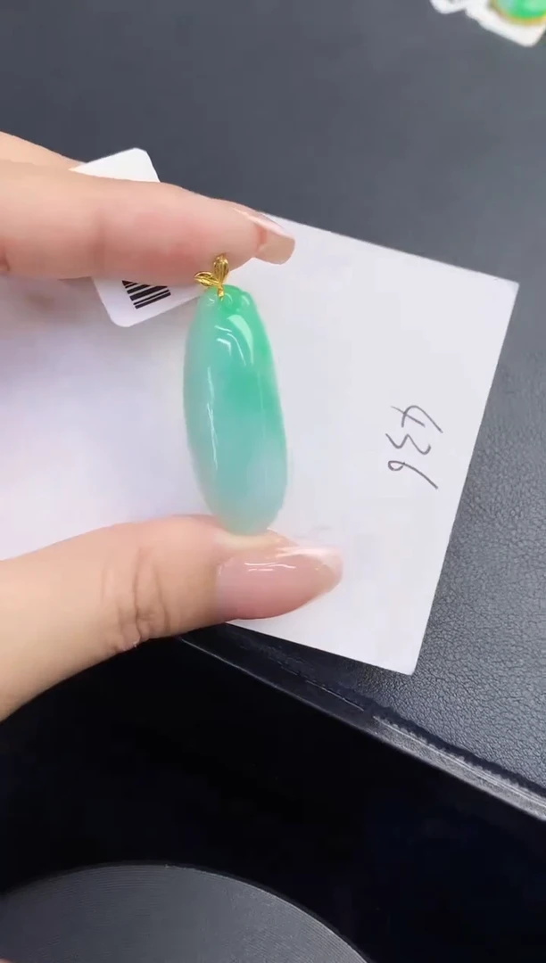 翡翠18K金镶嵌颈饰缅甸天然翡翠A货