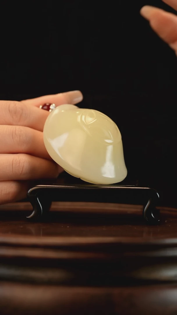 云南石竹叶青雕刻：元宝富甲天下