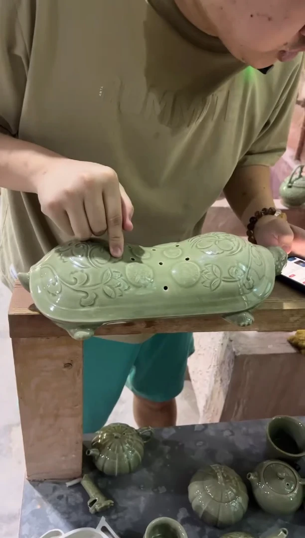 耀州窑青瓷长寿龟枕头