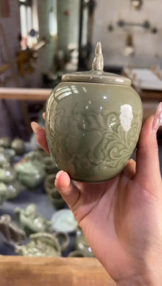 微瑕耀州窑莲纹茶叶罐