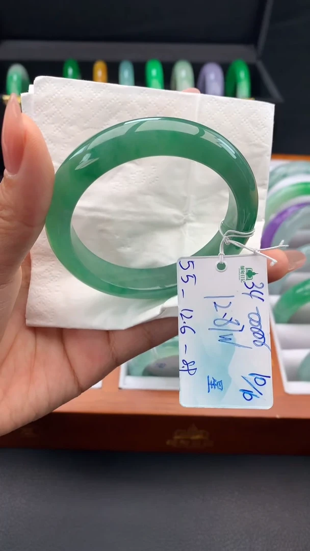 未镶嵌手镯翡翠自带#送人#，联系客服核对地址~