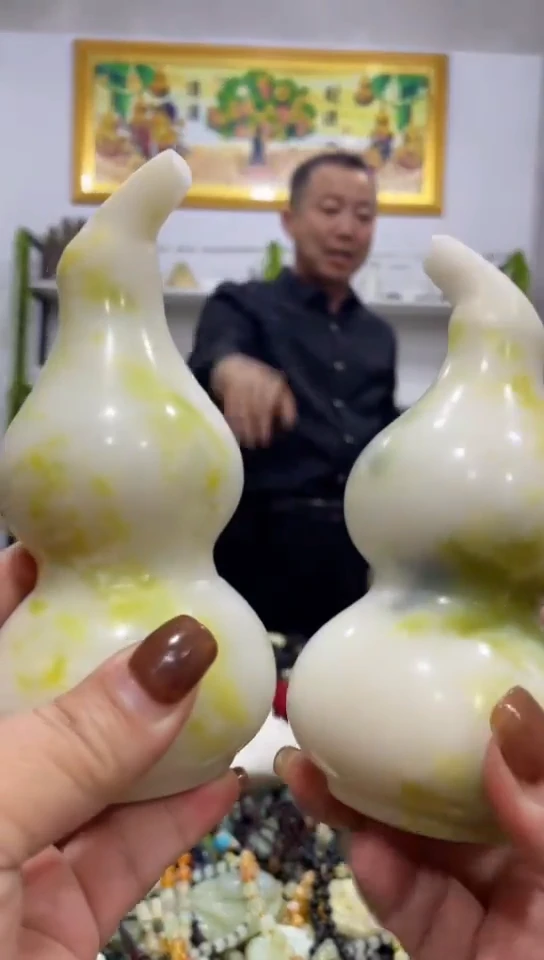 未镶嵌蛇纹石玉手把多发性拍其一吊坠