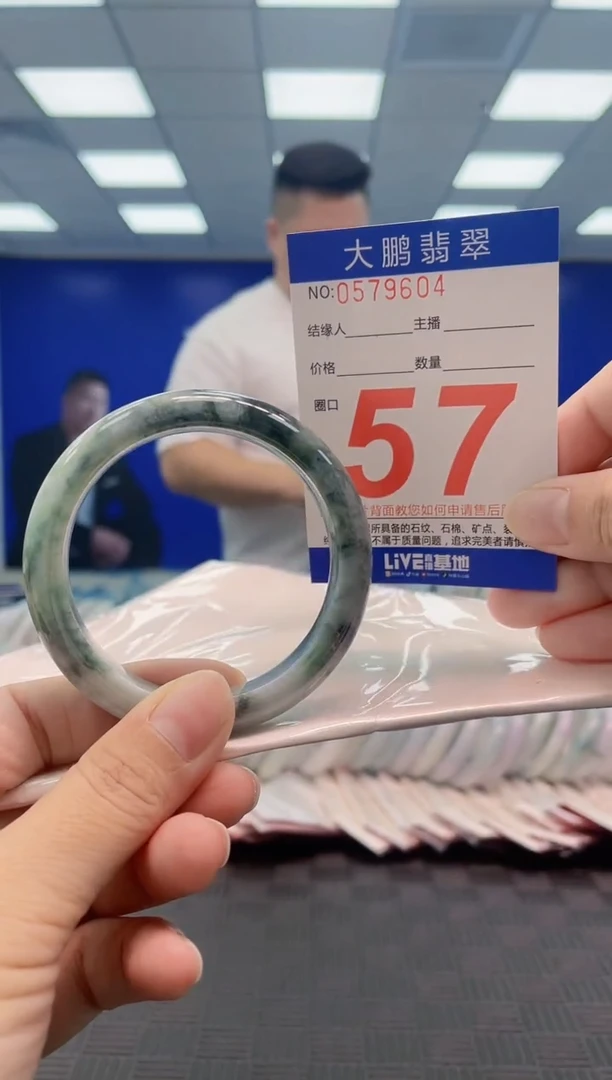 翡翠手镯未镶嵌AAAAAAAA