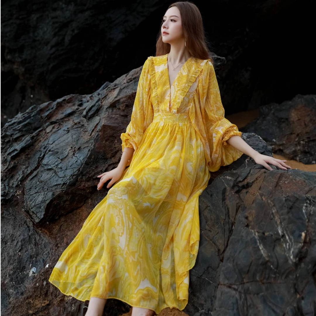 2025春夏新款连衣裙女气质黄色印花沙滩裙灯笼袖度假长裙女