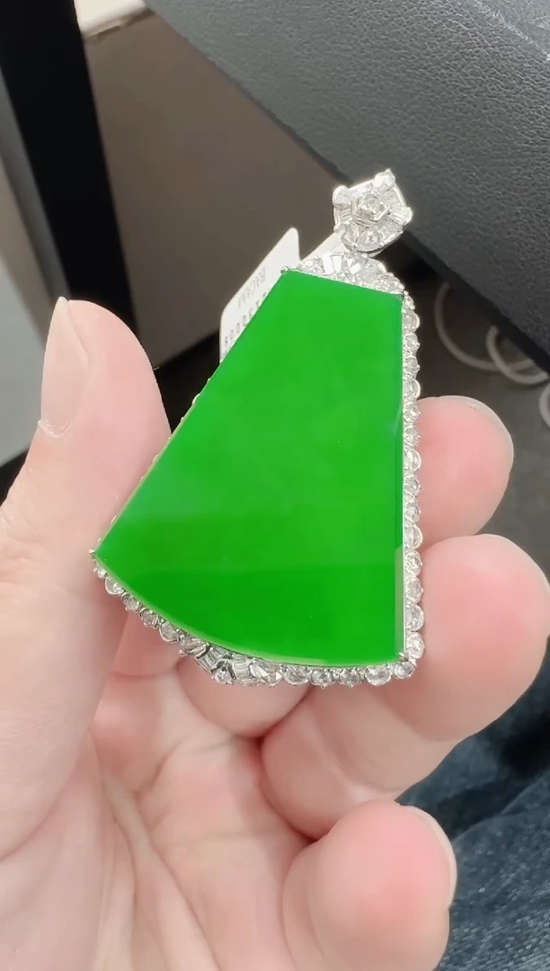 颈饰18K金镶嵌翡翠寄售回流，24小时鉴赏期