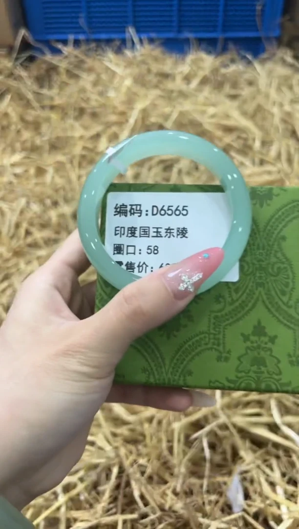 未镶嵌手镯石英质玉D6565