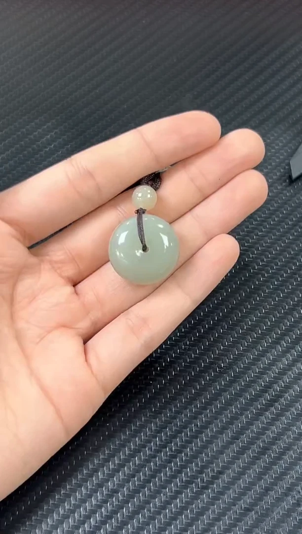 吊坠(赠链)未镶嵌和田玉且末微色差近矿