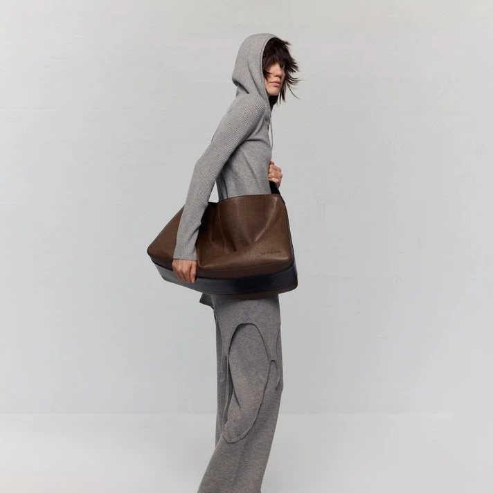 出逃赤岗西 设计师款 原创油蜡纹超迁牛反绒通勤大容量斜跨托特包