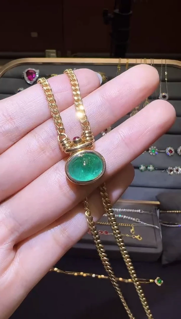颈饰18K金镶嵌祖母绿3.86ct