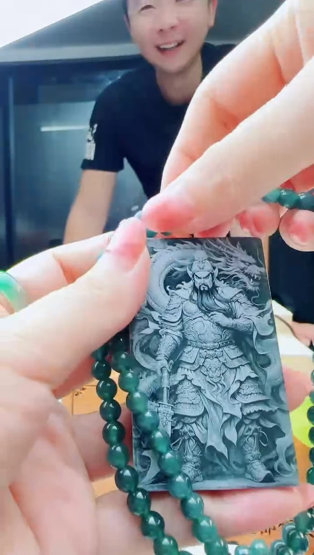 翡翠未镶嵌颈饰多样性发货其中一件