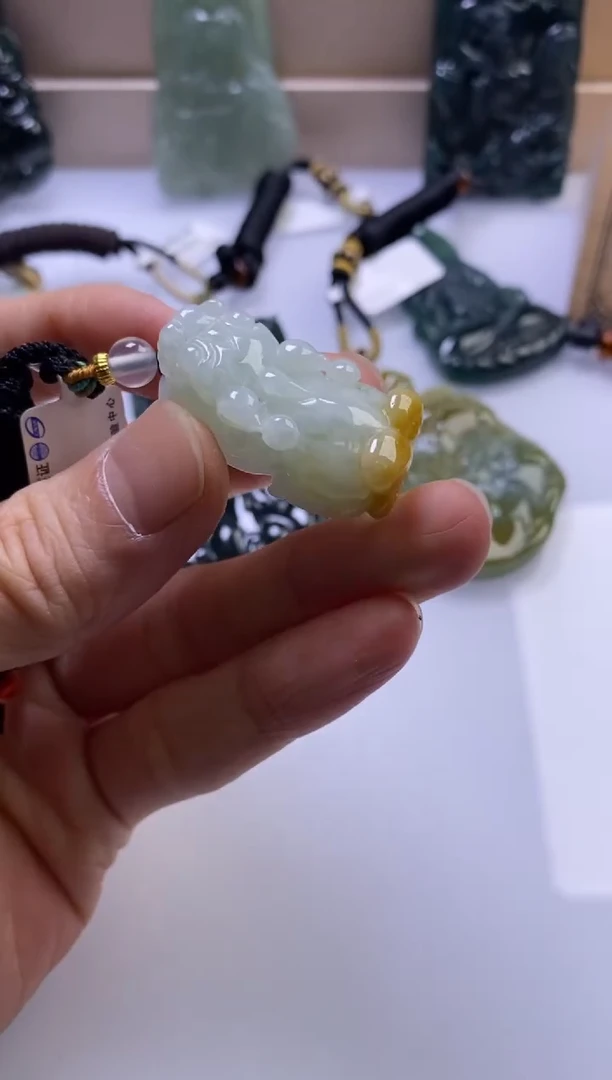 颈饰未镶嵌翡翠