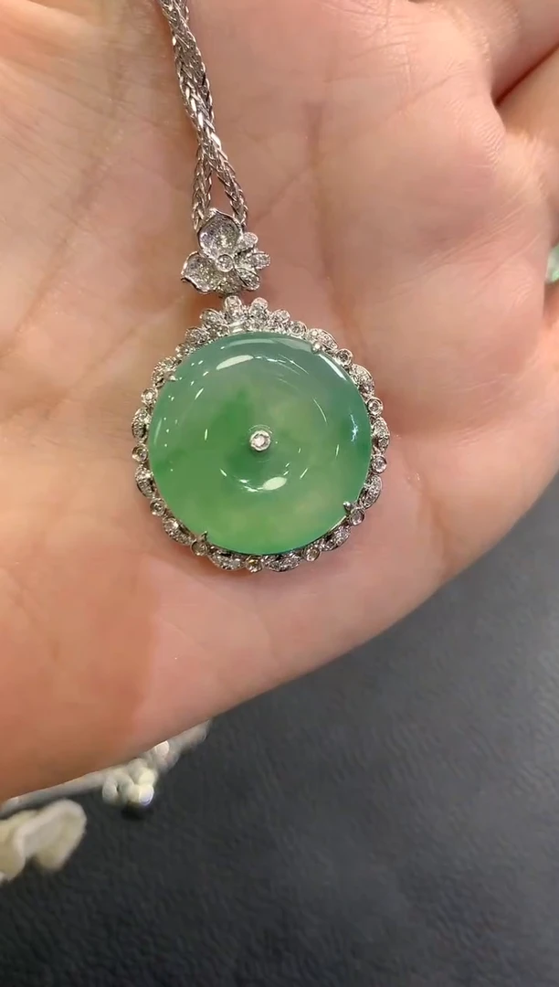 吊坠(不含链)18K金镶嵌翡翠春日珠宝 B34