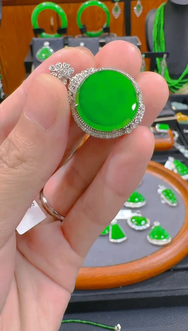 翡翠18K金镶嵌吊坠(赠链)天然A货翡翠