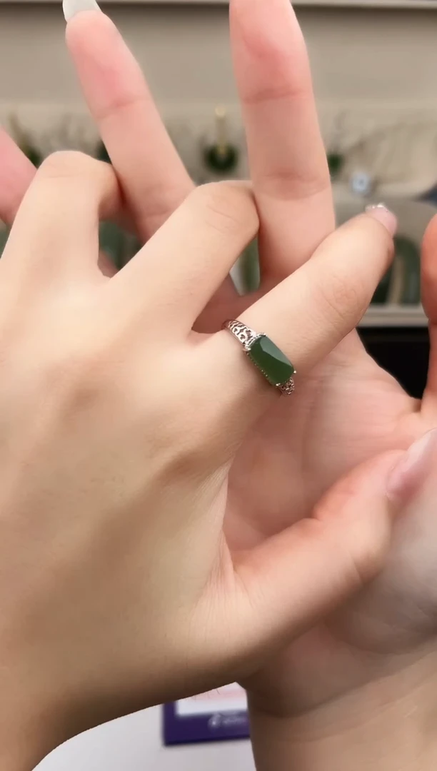 未镶嵌戒指和田玉微色差A戒指