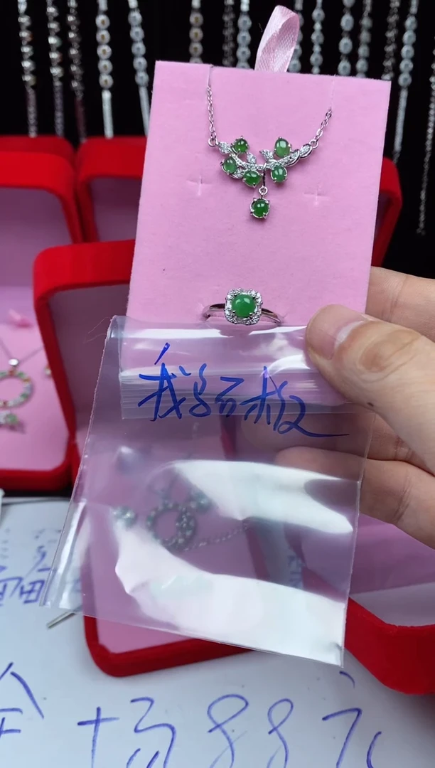 未镶嵌戒指翡翠鹅*板翡翠吊坠