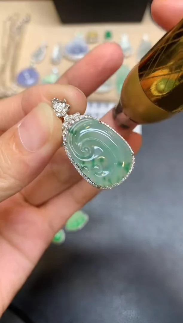 颈饰18K金镶嵌翡翠如意【无服务费【24小时鉴赏期】