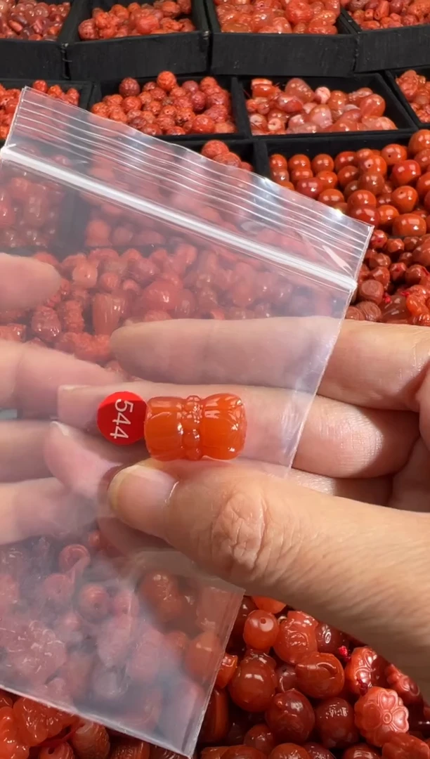 南红玛瑙未镶嵌颈饰1