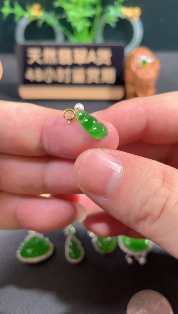 翡翠18K金镶嵌颈饰翡翠