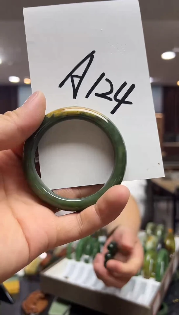 未镶嵌手镯透闪石质玉大*、多样性发货其中发一