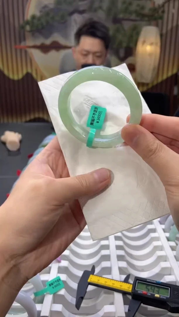 翡翠手镯未镶嵌多人02555