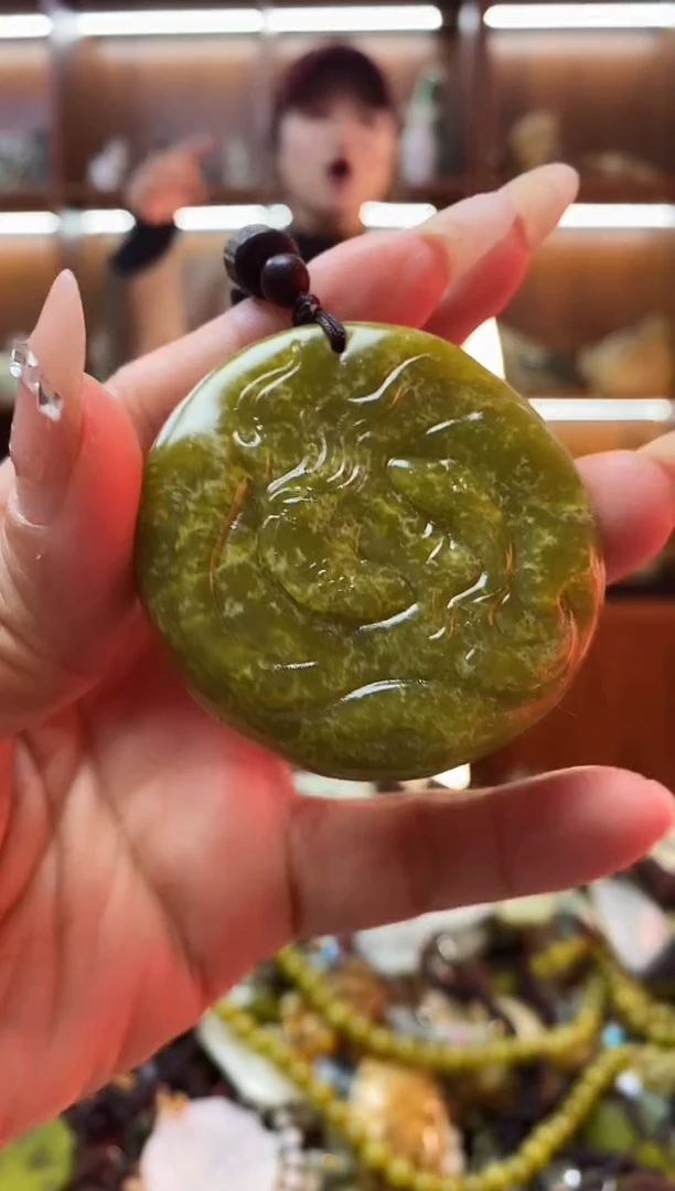 未镶嵌蛇纹石玉吊坠