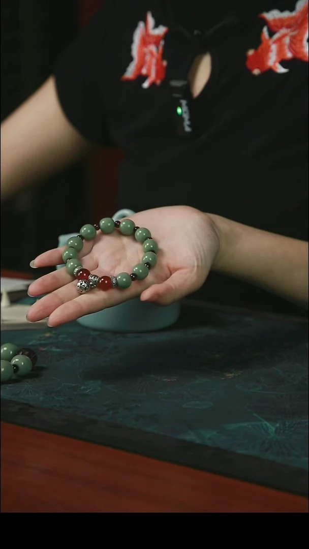 豆绿手串 开片  1-1.2厘米