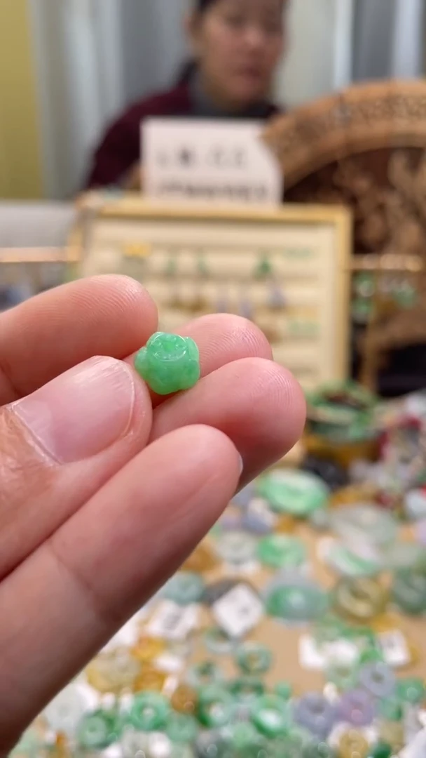 颈饰未镶嵌翡翠番****?珠子