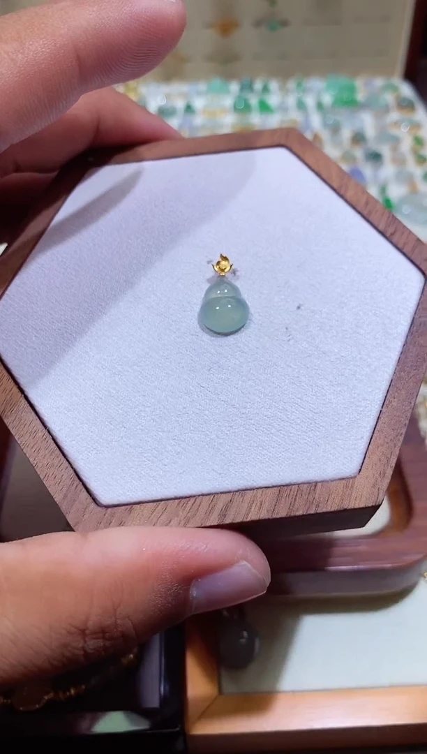 颈饰18K金镶嵌翡翠111111