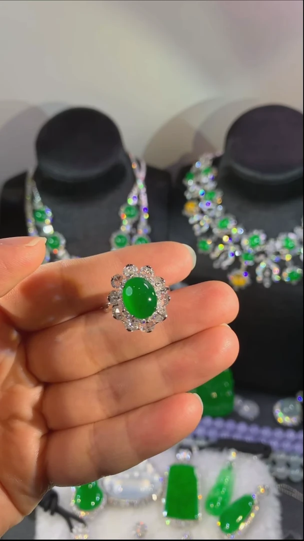 18K金镶嵌戒指翡翠戒指