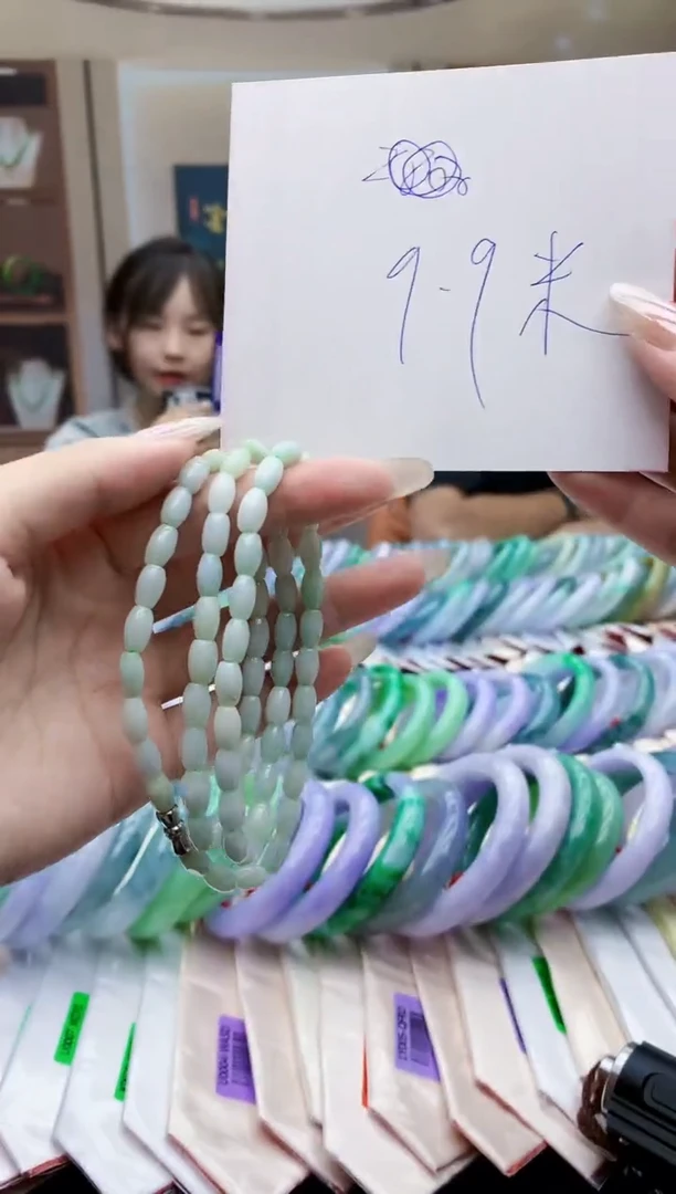 翡翠未镶嵌颈饰多样性发其一