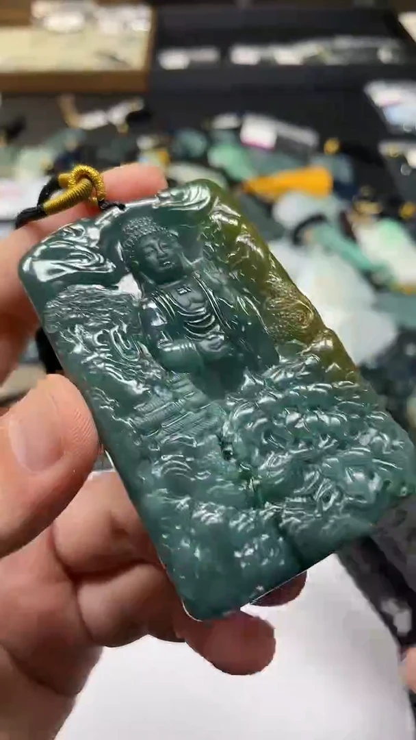翡翠未镶嵌颈饰 多样性发其一