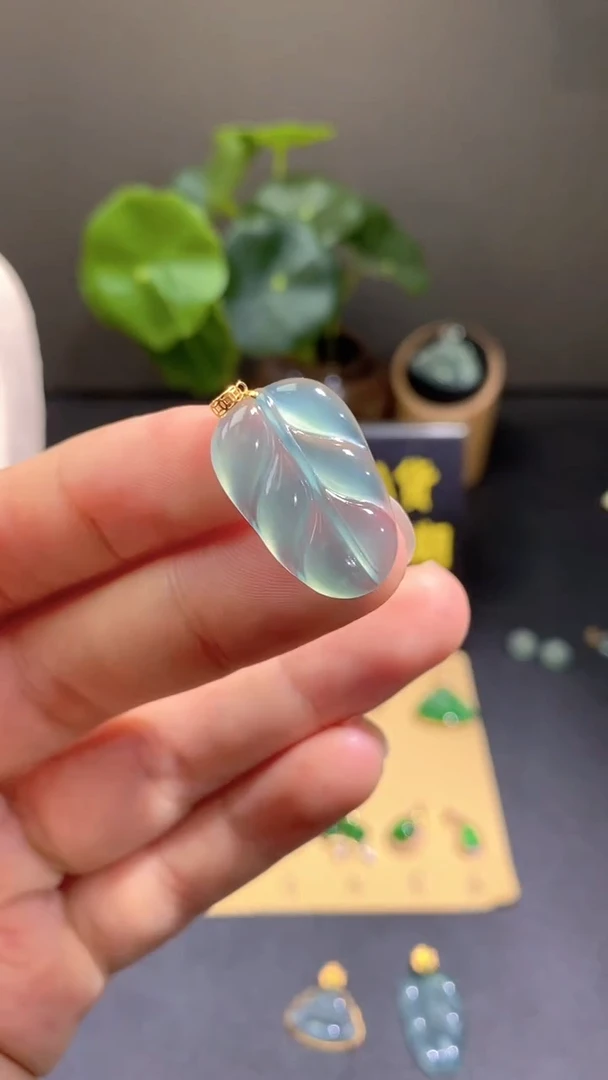颈饰18K金镶嵌翡翠天然A货翡翠