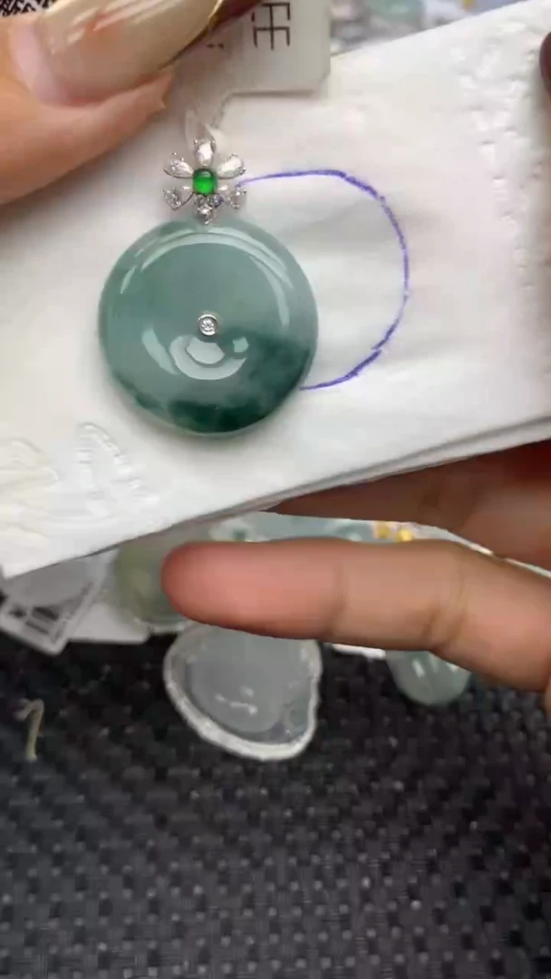 颈饰18K金镶嵌翡翠   天然翡翠A货  百元以上9米证书费自理