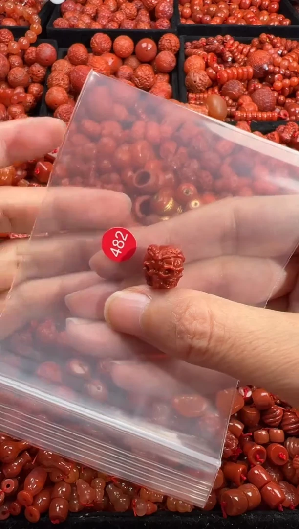 南红玛瑙未镶嵌颈饰1
