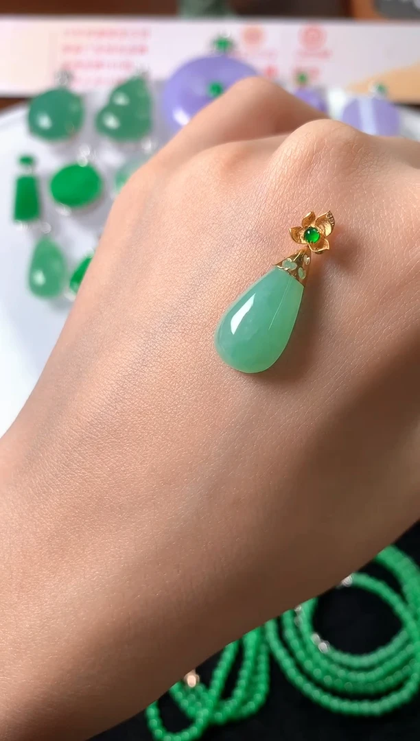 吊坠(赠链)18K金镶嵌翡翠吊坠