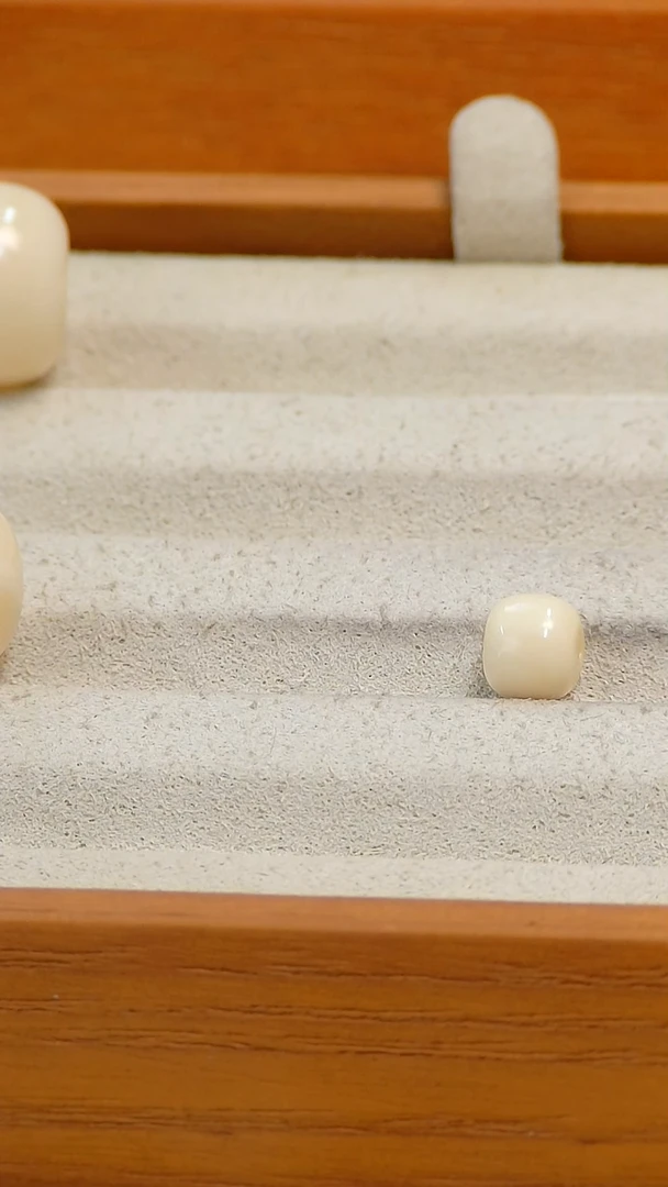 未镶嵌蜜蜡裸石俄料微瑕0.236克
