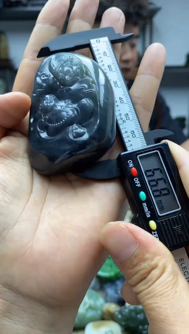 和田玉未镶嵌把件新疆