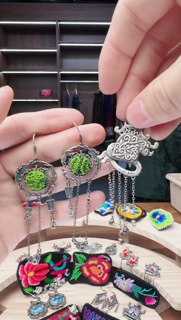 织绣52蒙阿苏苗绣传承1