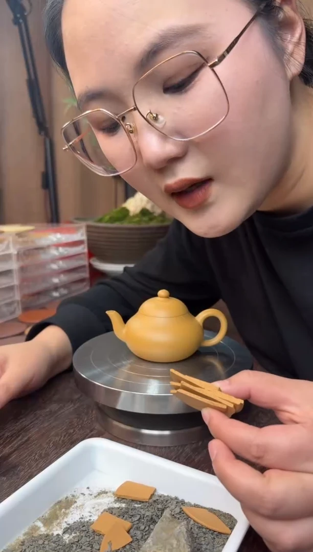 茶壶紫砂彩霞梨形-超精工半手--老宕口黄金段140CC