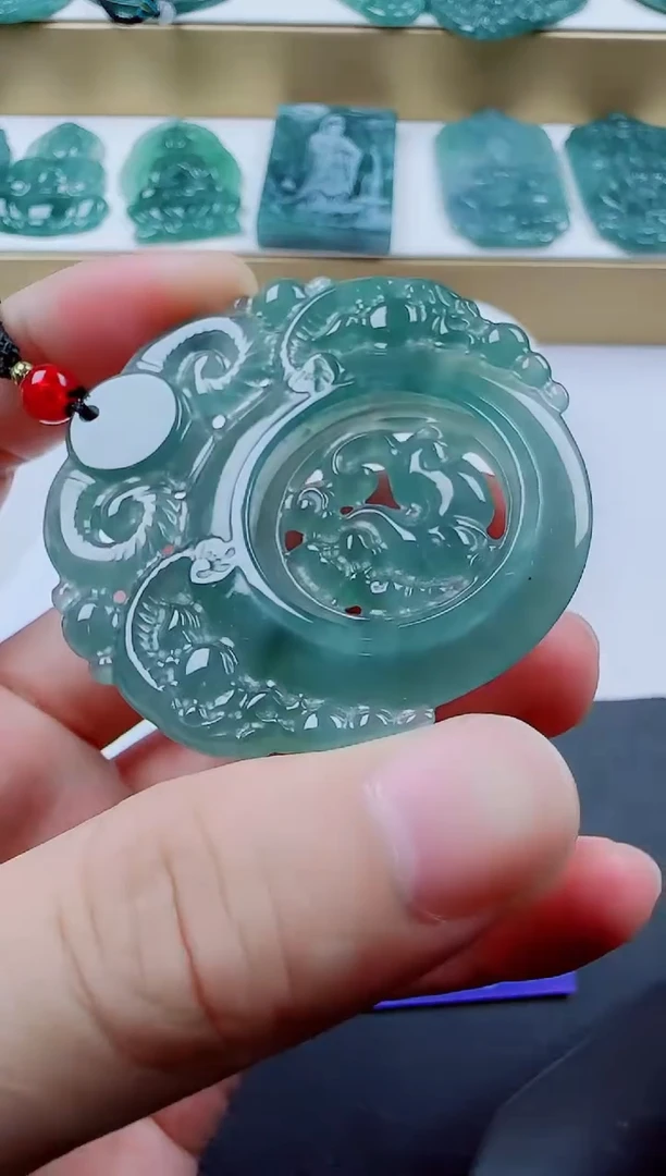 翡翠未镶嵌颈饰三羊多样性发其一