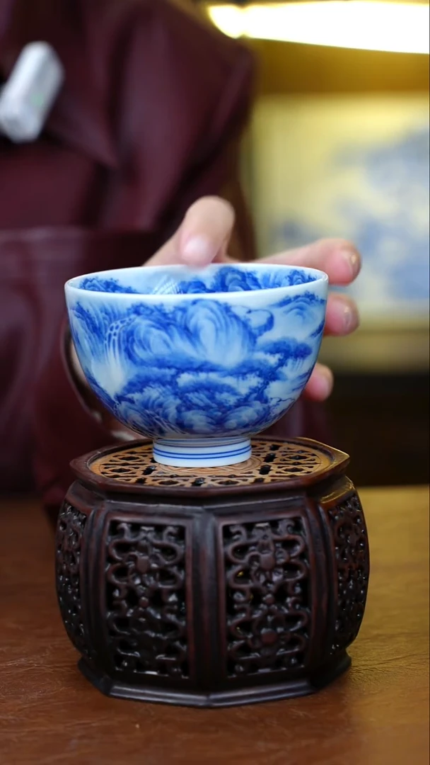 青花山水鸡心杯一个